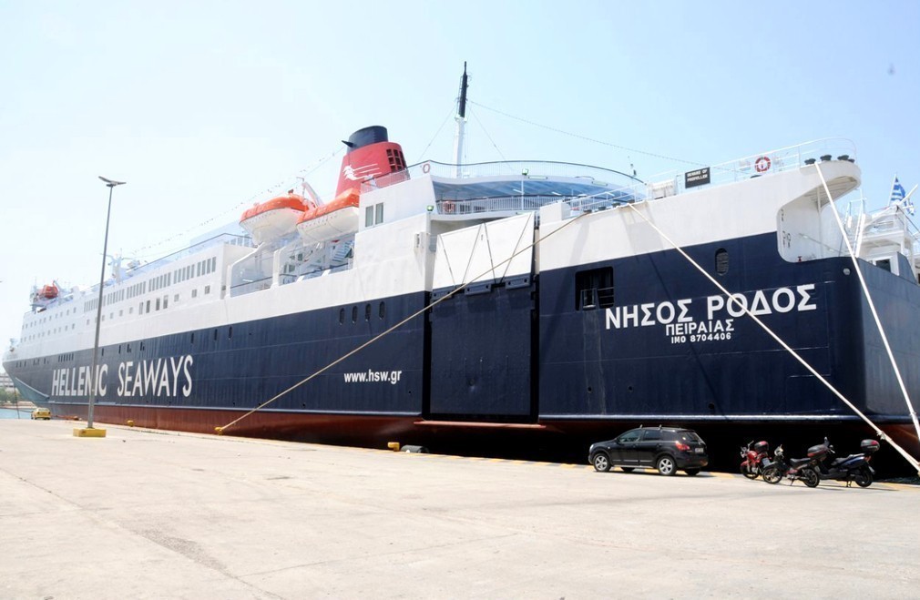 Στο λιμάνι του Πειραιά το πλοίο «Νήσος Ρόδος» με 1.238 μετανάστες και πρόσφυγες