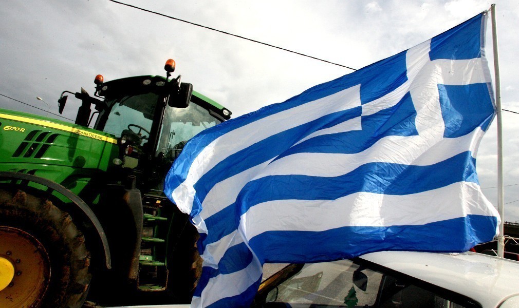 Θέατρο του παραλόγου: Νέες προτάσεις της κυβέρνησης στους αγρότες πριν κατέβουν τα τρακτέρ στην Αθήνα