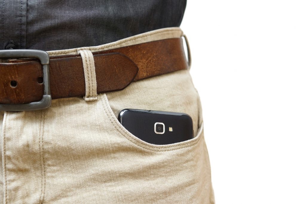 Γιατί είναι επικίνδυνο να βάζετε το κινητό στην τσέπη του παντελονιού