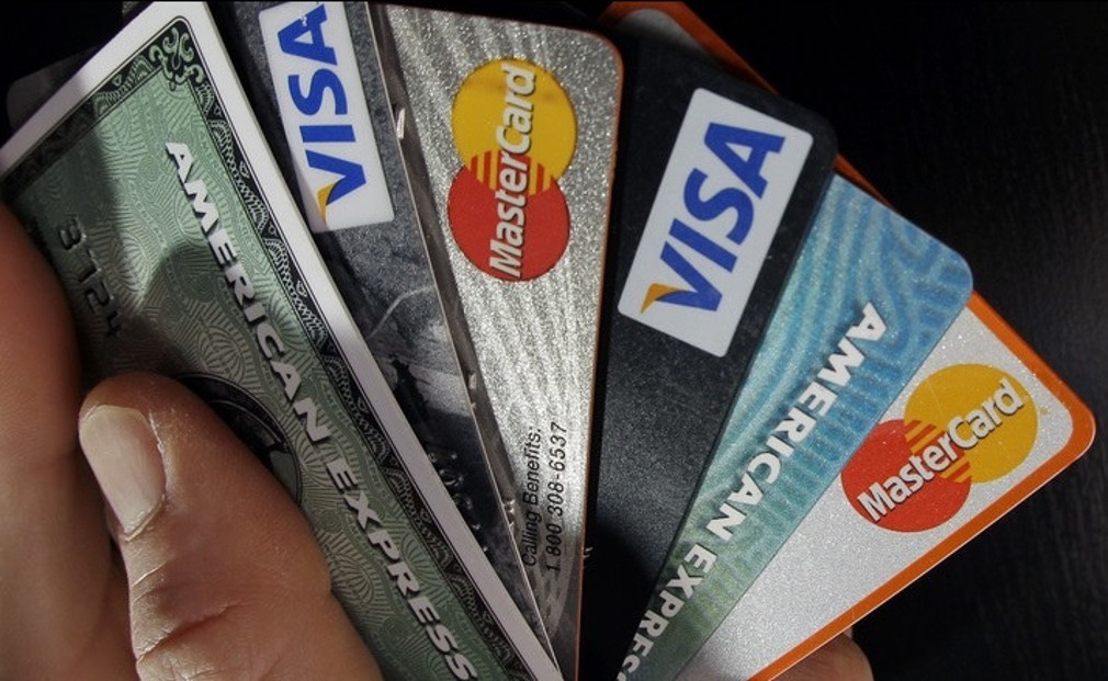 Βαριές πρόστιμα σε όσες επιχειρήσεις δεν δέχονται κάρτες