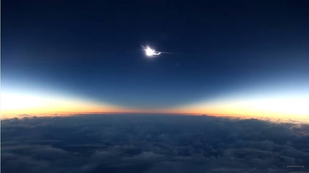 Αεροπλάνο άλλαξε πορεία για να δουν οι επιβάτες την έκλειψη Ηλίου