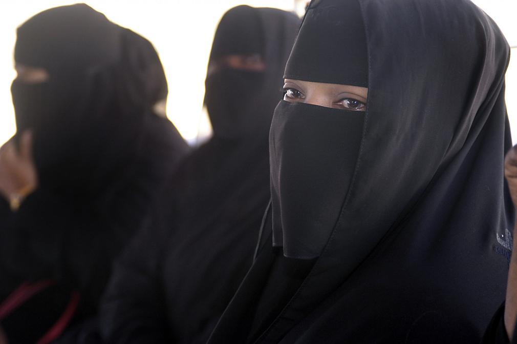 Έτσι είναι η ζωή στην πρωτεύουσα του ISIS: Γυναίκες με κίνδυνο της ζωής τους βιντεοσκοπούν