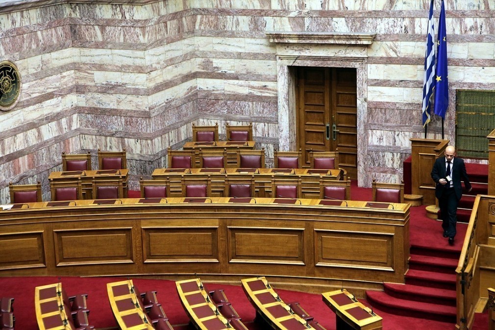 Στην Βουλή, τροπολογία που «ξεμπλοκάρει» αναδρομικά σε χιλιάδες δημοσίους υπαλλήλους