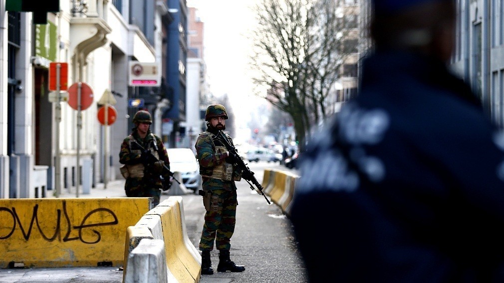Ανθρωποκυνηγητό στις Βρυξέλλες για τον δεύτερο τρομοκράτη – Ακόμα σε ισχύ το εθνικό πένθος