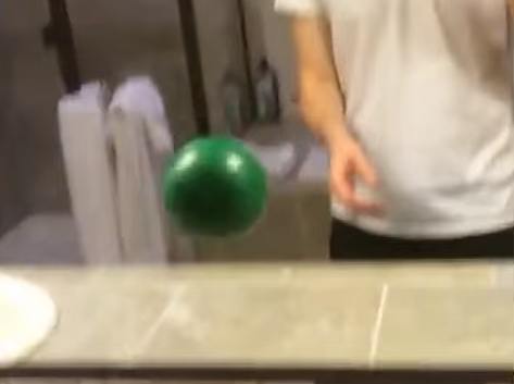 Το βίντεο που έγινε viral: Πετά τη μπάλα... μέσα από τον καθρέφτη