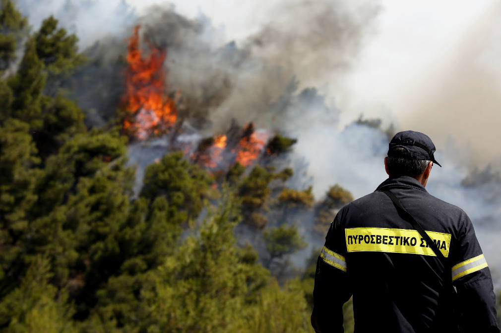 Πύρινος εφιάλτης οι αναζωπυρώσεις στα Δερβενοχώρια – Μάχη για τέταρτη μέρα με την φωτιά