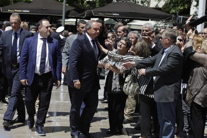 Όλοι μαζί οι πρώην πρωθυπουργοί στην κηδεία Μητσοτάκη σε μια συλλεκτική φωτογραφία