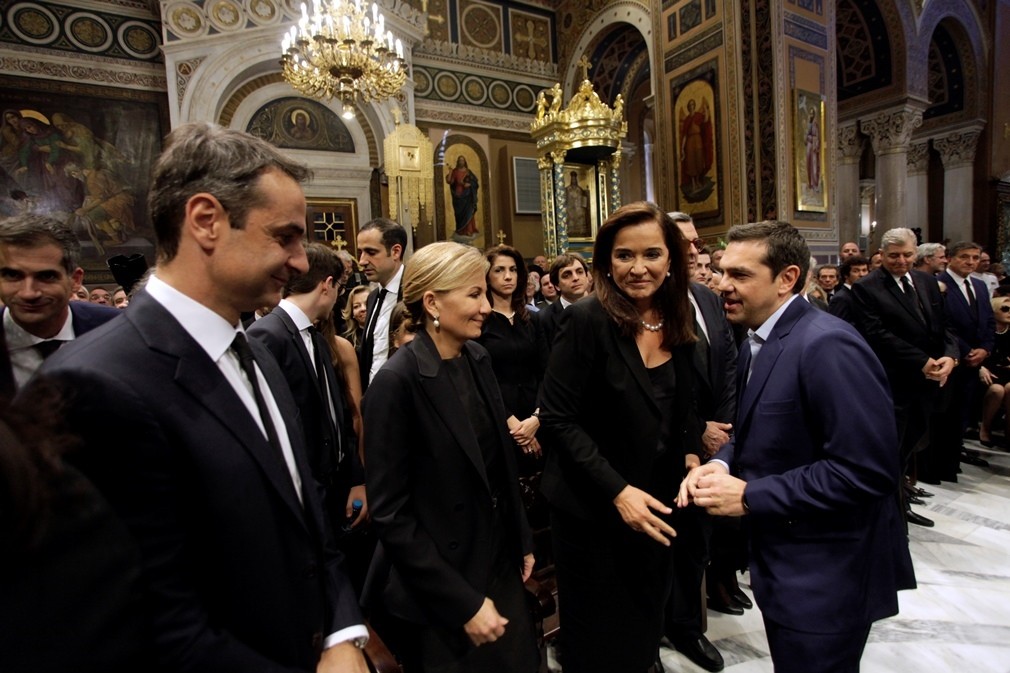 Όλοι μαζί οι πρώην πρωθυπουργοί στην κηδεία Μητσοτάκη σε μια συλλεκτική φωτογραφία