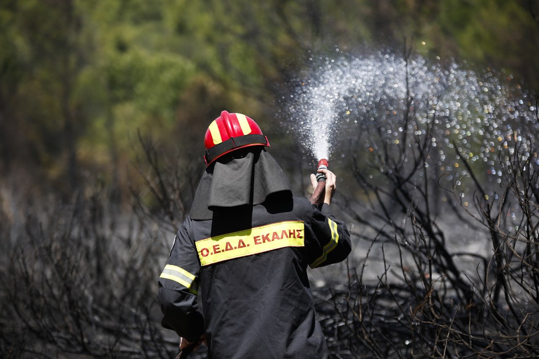 Ελεγχόμενη πλέον η φωτιά στο Κρυονέρι - Δεν κινδυνεύουν σπίτια