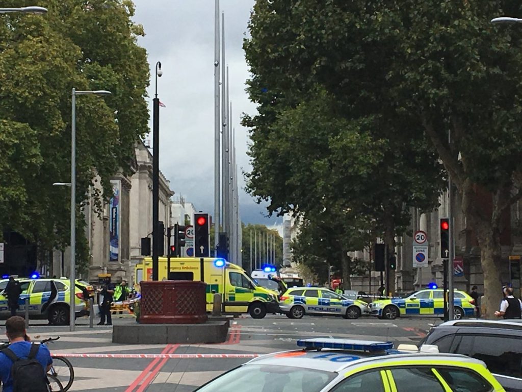Αυτοκίνητο έπεσε πάνω σε πεζούς έξω από μουσείο στο Λονδίνο! Μια σύλληψη -Έντεκα τραυματίες (ΕΙΚΟΝΕΣ&ΒΙΝΤΕΟ)