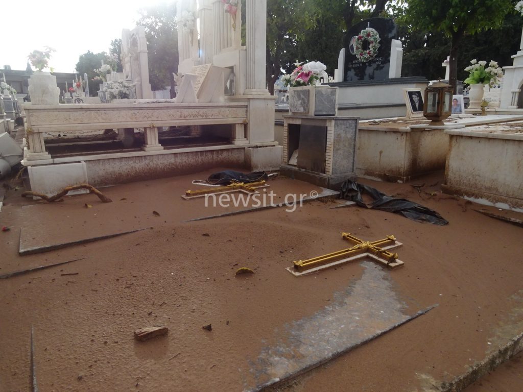 Μακάβριες σκηνές στο νεκροταφείο της Μάνδρας –Ξεθάφτηκαν ανθρώπινα οστά από τις πλημμύρες! (ΕΙΚΟΝΕΣ-ΒΙΝΤΕΟ)