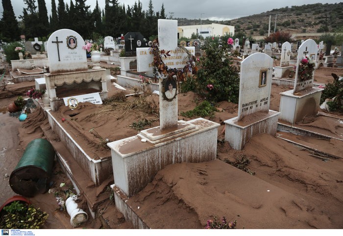 Τρομακτικές σκηνές στο νεκροταφείο της Μάνδρας! «Άνοιξε» τα μνήματα η θεομηνία (ΕΙΚΟΝΕΣ)