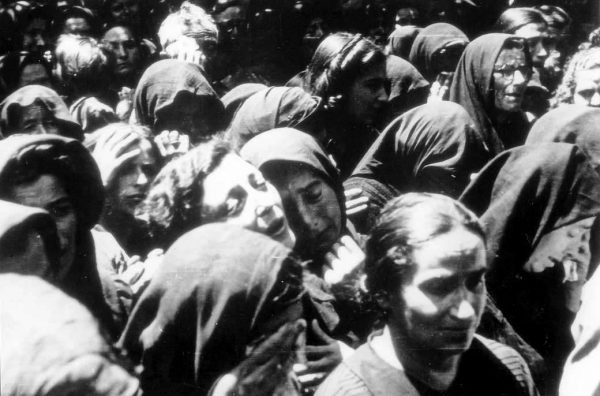 "Στον τόπο της σφαγής οι γυναίκες τσαλαβουτούσαν ανάμεσα σε πτώματα" - Η κτηνωδία των Ναζί στα Καλάβρυτα, όπου σφάγιασαν 1.101 κατοίκους