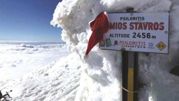 Ένας... Άη Βασίλης στην χιονισμένη κορυφή του Ψηλορείτη (ΕΙΚΟΝΕΣ)
