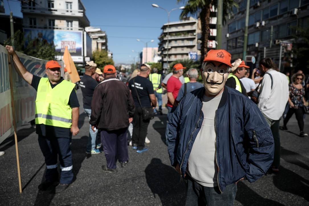 Με φέρετρο και μάσκες… La Casa de Papel οι συνδικαλιστές της ΠΟΕ – ΟΤΑ στο κέντρο της Αθήνας – 24ωρη απεργία και συλλαλητήριο (ΕΙΚΟΝΕΣ)
