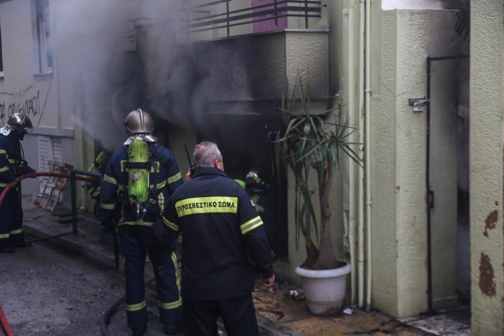 Συγκλονιστικές φωτογραφίες από τη φωτιά που ξέσπασε σε διαμέρισμα στην Κυψέλη
