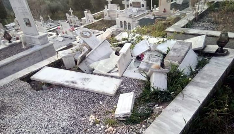 Αγρίνιο: Άγνωστοι έσπασαν τάφους στο νεκροταφείο της Καμαρούλας (ΕΙΚΟΝΕΣ)