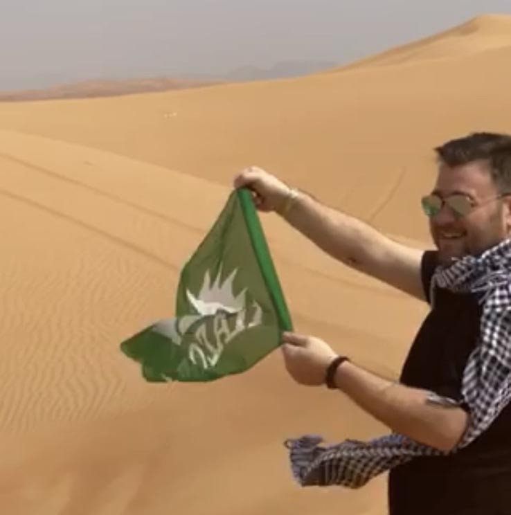 Ταξίδεψε στο Ντουμπάι κυματίζοντας τη σημαία του ΠΑΣΟΚ και προκάλεσε... πανικό! (ΕΙΚΟΝΕΣ)
