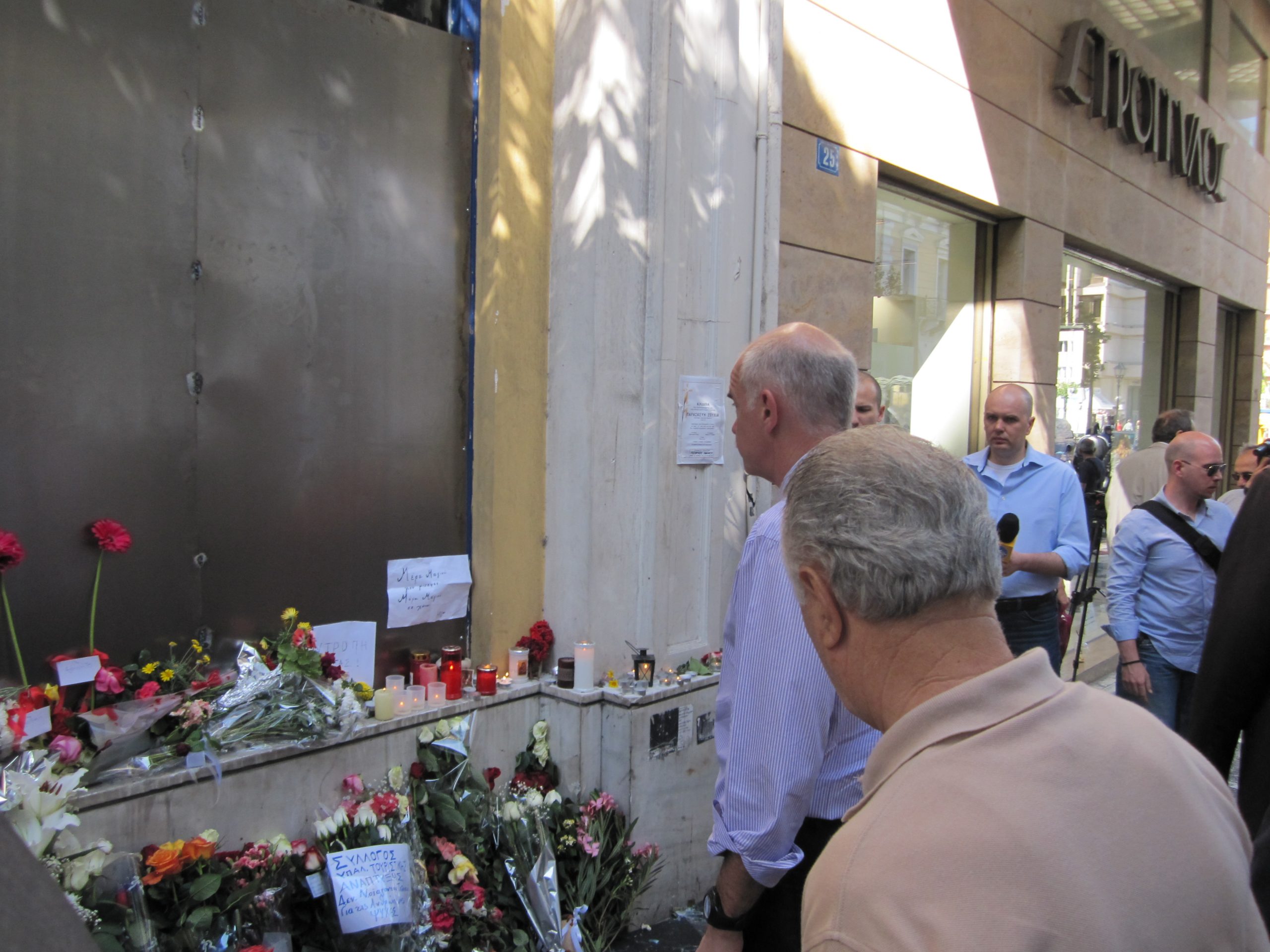 Όταν ο Παπανδρέου ως πρωθυπουργός πήγαινε στη Marfin λίγες μέρες μετά την τραγωδία να τιμήσει τους νεκρούς