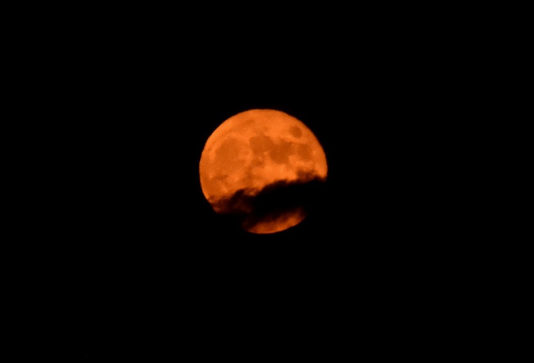 Πανσέληνος Ιουλίου: Μοναδικές εικόνες από το «Φεγγάρι του Κόκκινου Ελαφιού»
