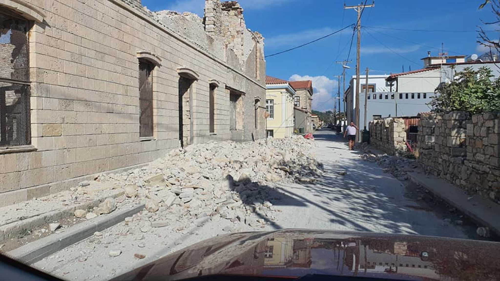 Σοκαριστικές εικόνες από τις καταστροφές στη Σάμο - Τρίτο τσουνάμι «χτύπησε» το νησί