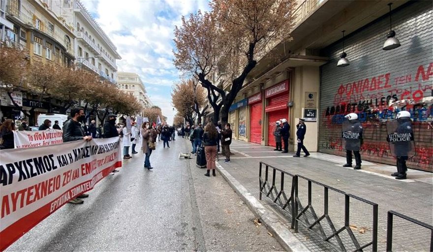 Θεσσαλονίκη: Συγκέντρωση ΚΚΕ μπροστά στο αμερικανικό προξενείο - Έκαψαν σημαία των ΗΠΑ