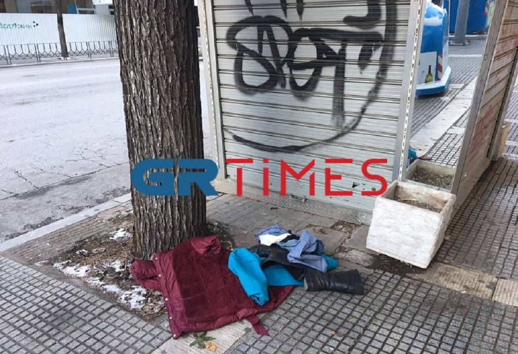 Πανικός στη Θεσσαλονίκη: Έβγαλε τα ρούχα της και περπατούσε γυμνή στα χιόνια (ΦΩΤΟ)