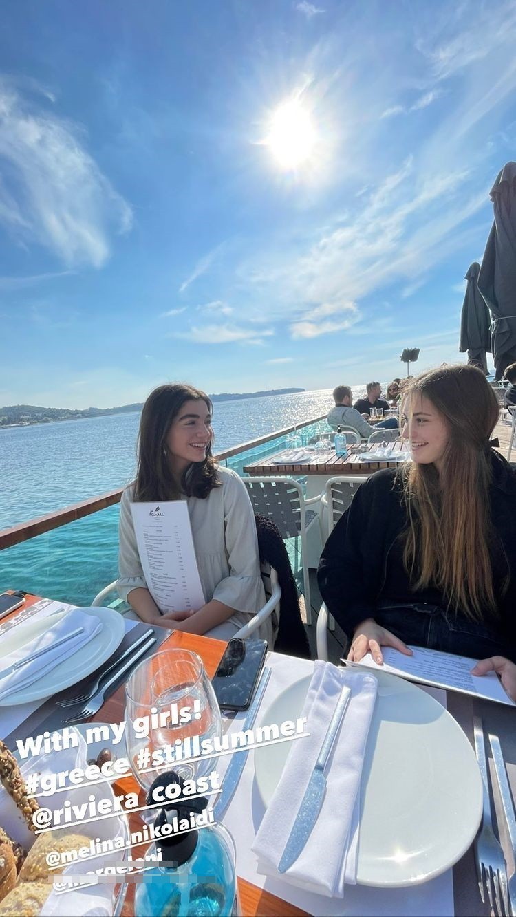 Η ερωτευμένη Δέσποινα Βανδή και το γεύμα που απόλαυσε δίπλα στη θάλασσα με την κόρη της Μελίνα (ΕΙΚΟΝΑ)