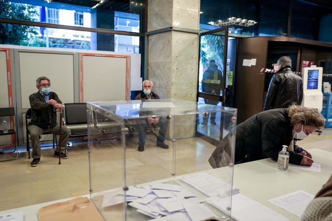 Εκλογές ΚΙΝΑΛ: Άνοιξαν οι κάλπες-Δείτε τις πρώτες εικόνες από τα εκλογικά τμήματα
