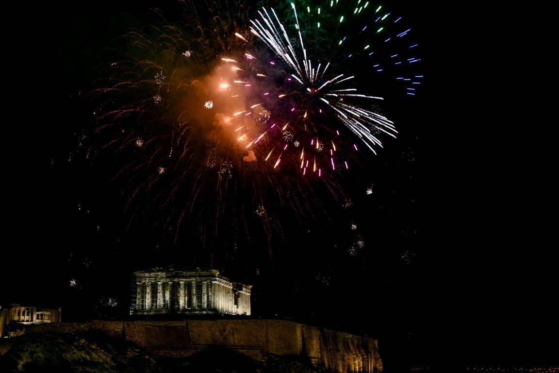 Πρωτοχρονιά 2022: Φαντασμαγορικό θέαμα και εντυπωσιακές εικόνες στην Αθήνα