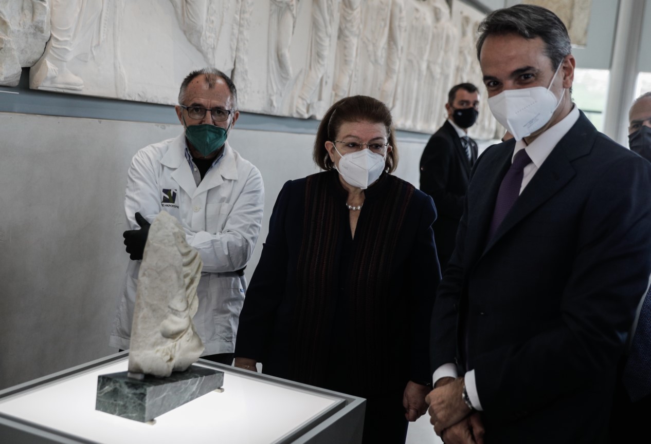 Τοποθετήθηκε το θραύσμα Fagan στο Μουσείο της Ακρόπολης- Η ευχή Μητσοτάκη
