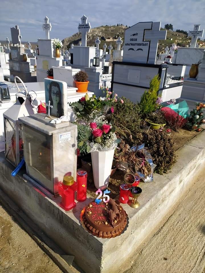 Ελένη Τοπαλούδη-«Έκλαψαν και... οι πέτρες»: Οι γονείς της της πήγαν τούρτα γενεθλίων στον τάφο της
