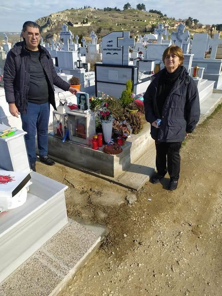 Ελένη Τοπαλούδη-«Έκλαψαν και... οι πέτρες»: Οι γονείς της της πήγαν τούρτα γενεθλίων στον τάφο της