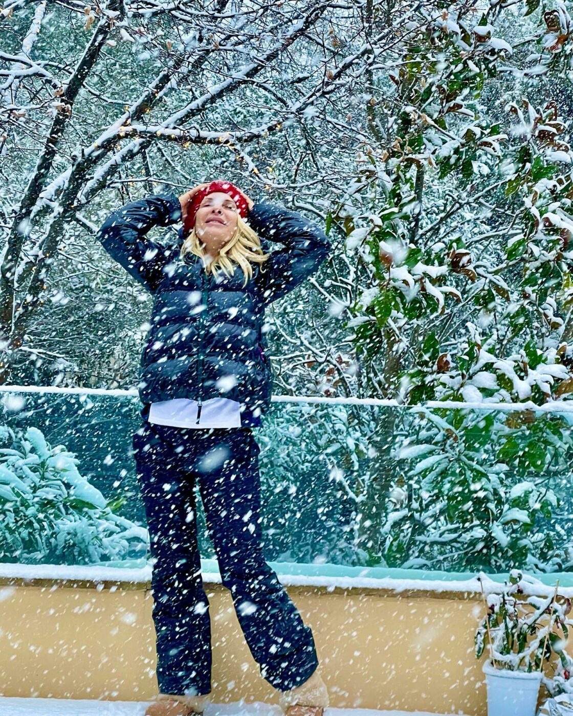 Η Ελένη Μενεγάκη στον χιονισμένο κήπο της: «Μόλις δω χιόνι στον κήπο κάνω σαν μικρό παιδί» (ΕΙΚΟΝΕΣ)