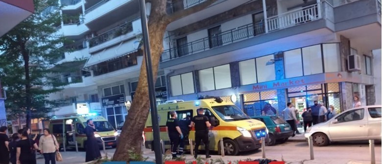 Θεσσαλονίκη: Γυναίκα έπεσε στο κενό από τον τέταρτο όροφο πολυκατοικίας - Το ΕΚΑΒ τη βρήκε ζωντανή