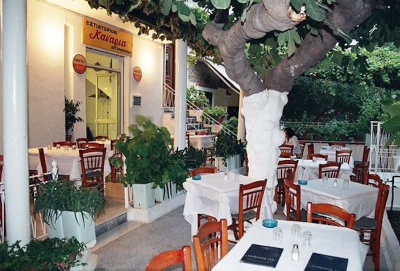 Οι ομορφότερες αυλές της Αθήνας για τις Κυριακάτικες βόλτες σου με παραδοσιακό ελληνικό φαγητό