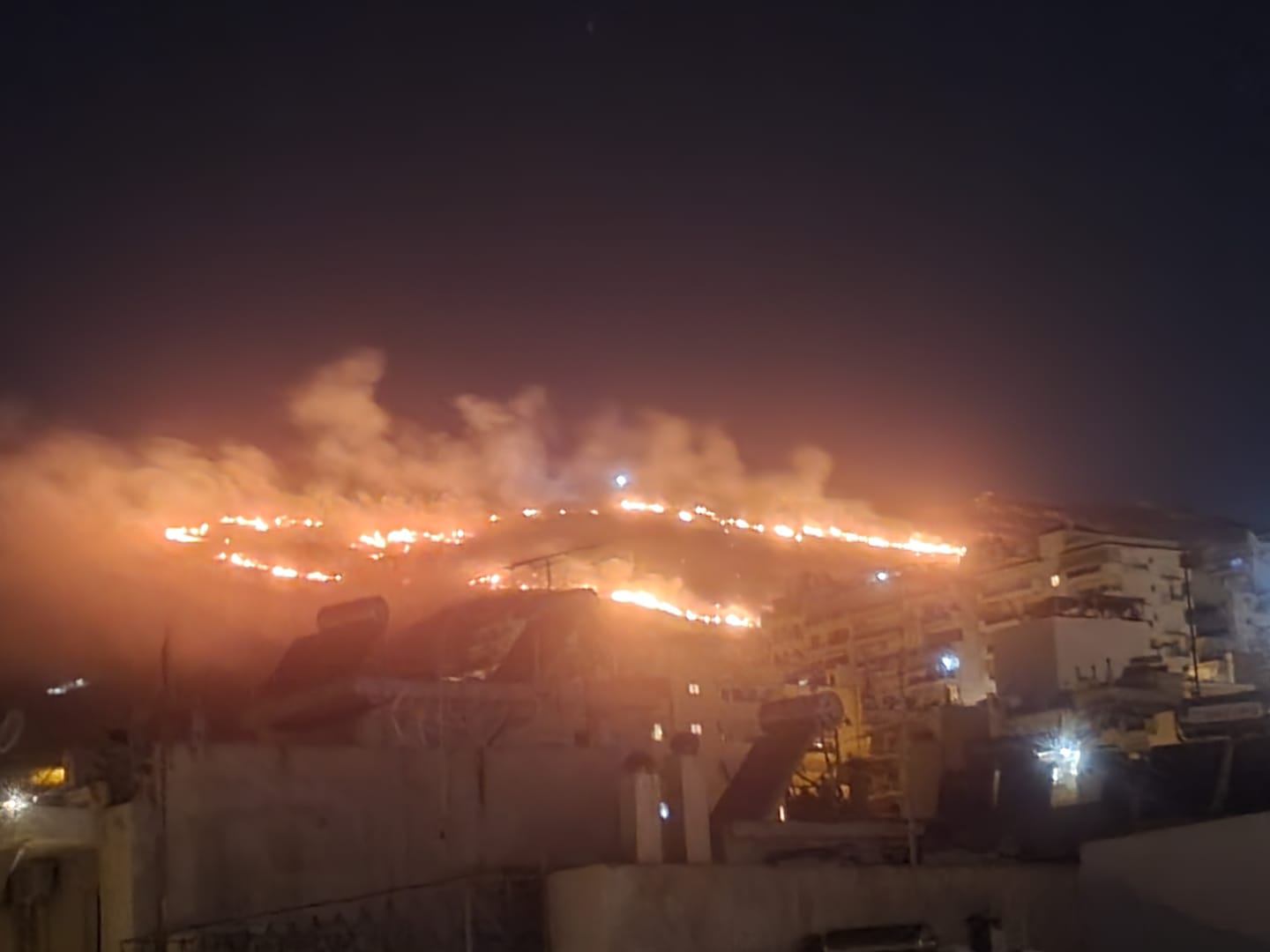 Φωτιά στο Σχιστό Κορυδαλλού πάνω από τα τελευταία σπίτια
