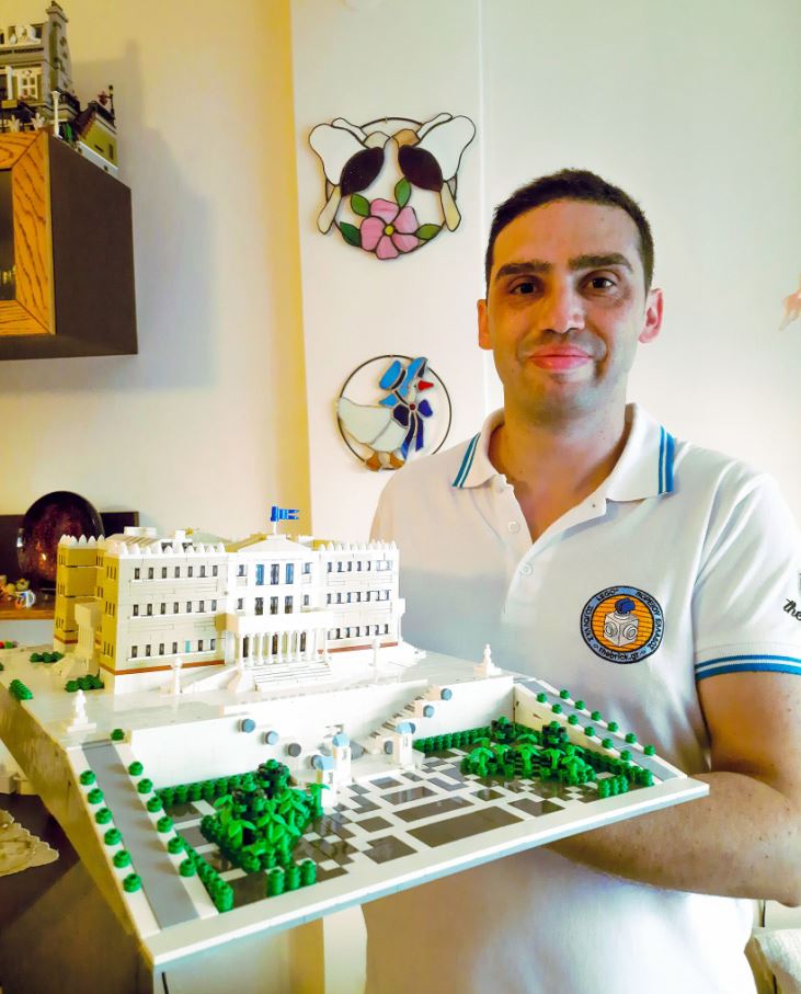 Ο 36χρονος λογιστής που έφτιαξε με 5000 lego το κτίριο της Βουλής των Ελλήνων!