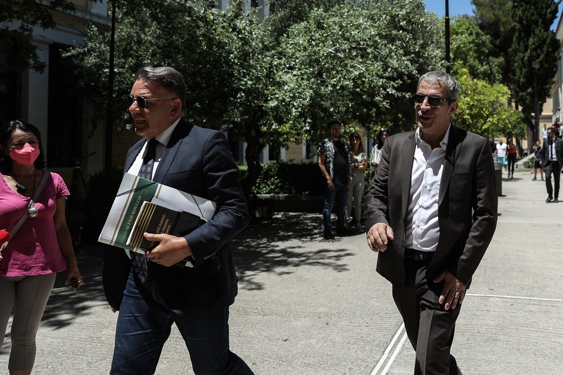 Θέμης Αδαμαντίδης: Χαμογελαστός στα δικαστήρια, με τον Αλέξη Κούγια στο πλευρό του