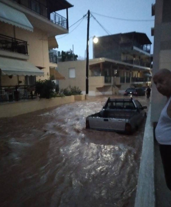 Θάσος: Νύχτα «τρόμου» για τους κατοίκους-«Βούλιαξαν» αυτοκίνητα και πλημμύρισαν δρόμοι, σπίτια και ξενοδοχεία από τη θεομηνία