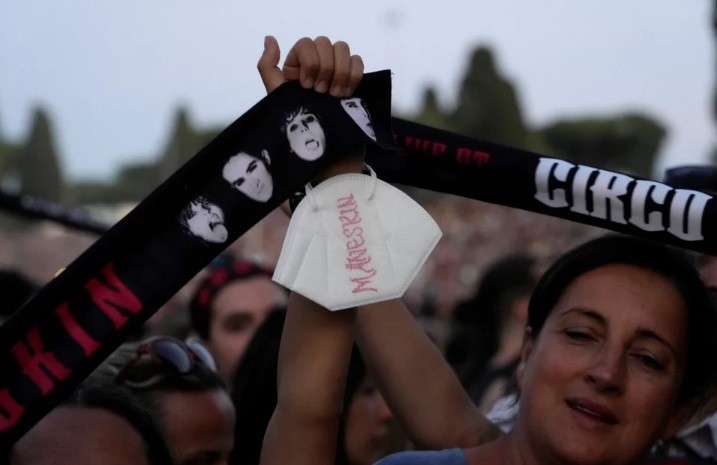 Ρώμη: 70.000 θεατές χωρίς μάσκα σε συναυλία των Maneskin