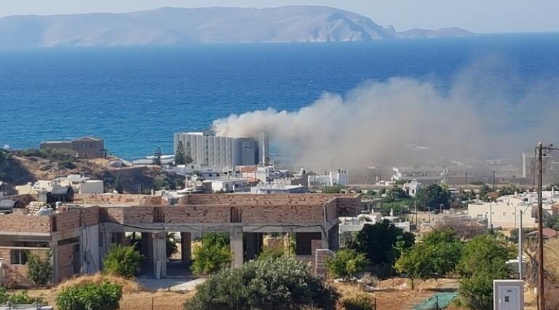 Φωτιά στην Κρήτη: Καίγεται ξενοδοχείο στο Κοκκίνη Χάνι-Δείτε φωτογραφίες
