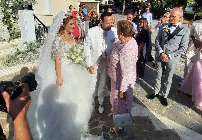 Μαυρίκιος Μαυρικίου: Οι πρώτες φωτογραφίες του γάμου με την Ιλάειρα Ζήση- Με συνδυασμό λευκού και χρυσού ο γαμπρός
