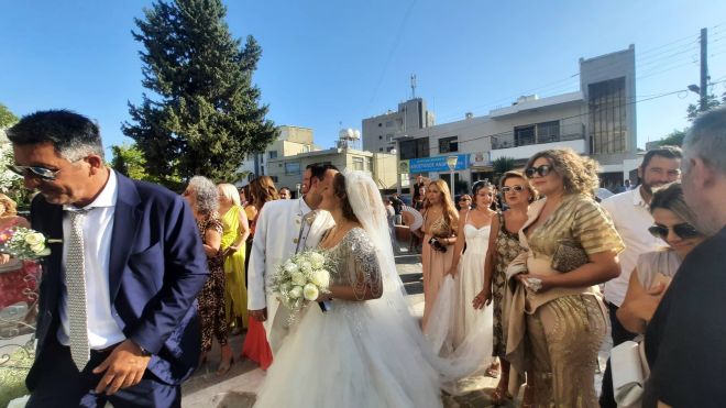Μαυρίκιος Μαυρικίου: Οι πρώτες φωτογραφίες του γάμου με την Ιλάειρα Ζήση- Με συνδυασμό λευκού και χρυσού ο γαμπρός